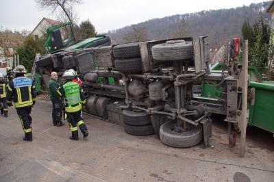 Stuttgart-Sued: Lkw auf Firmengelaende umgekippt